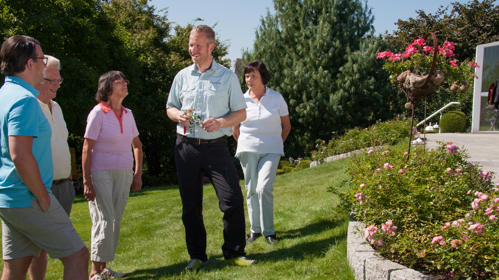 Gartenberater in einer Beratungssituation im Garten