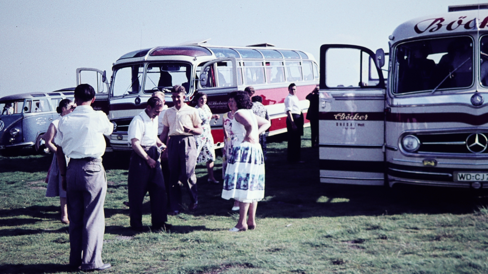 Eine Gruppe der Gemeinschaft Rheda-Wiedenbrück steht bei einem Ausflug in den 1950er Jahren vor mehreren Reisebussen