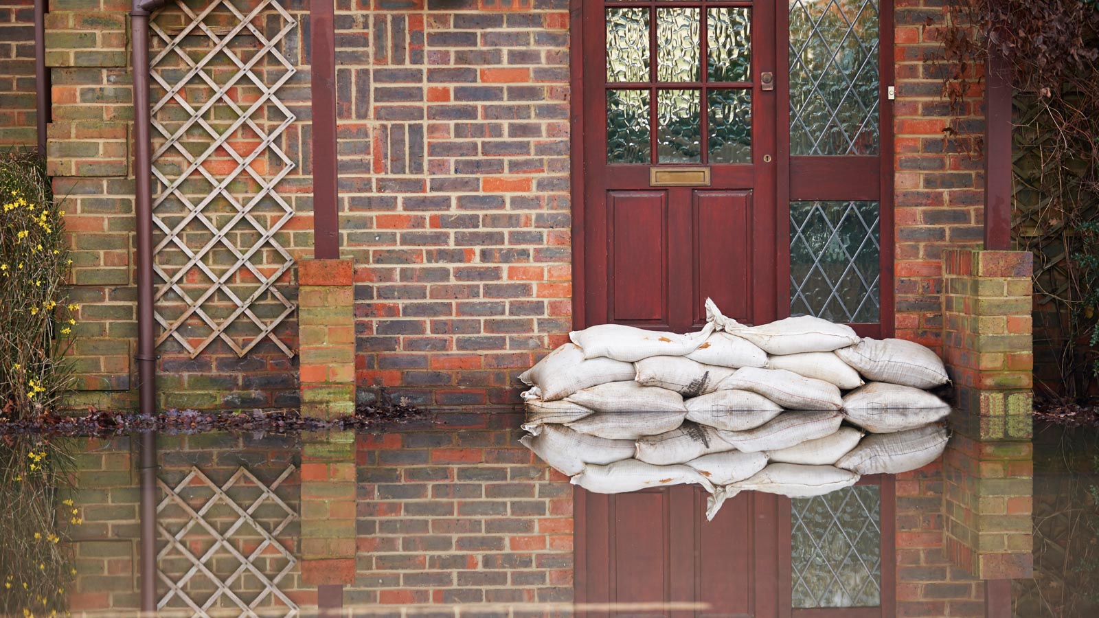 Sandsäcke schützen eine Haustür vor Hochwasser