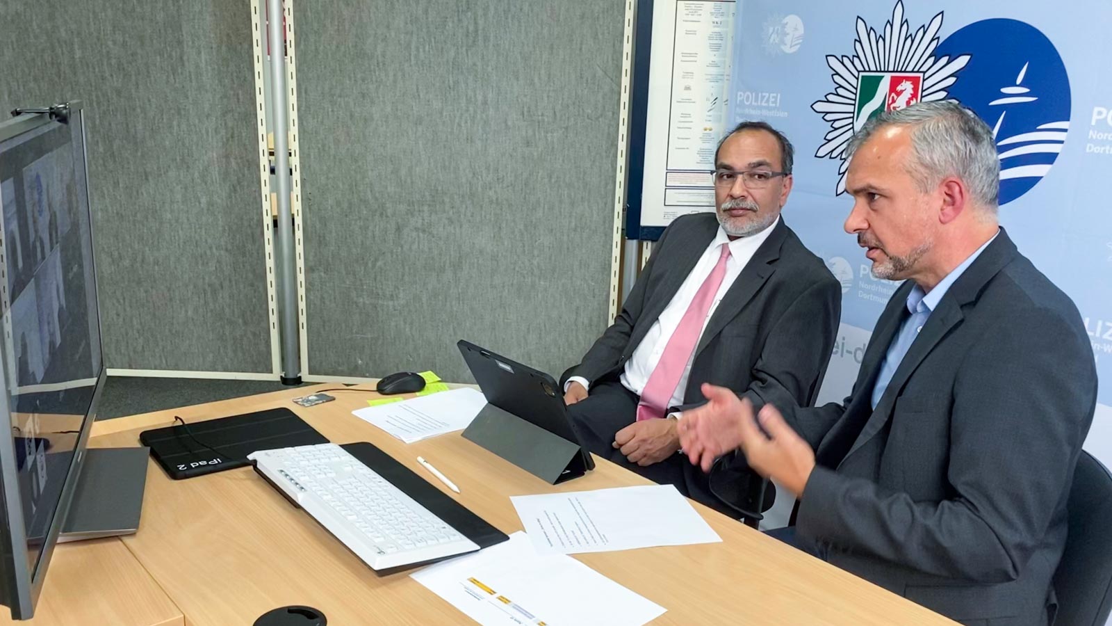 Kriminalhauptkommissar Markus Schettke und der Regierungsbeschäftigte Indra Naskar (l.) vom Dortmunder Kommissariat Vorbeugung halten einen Online-Vortrag