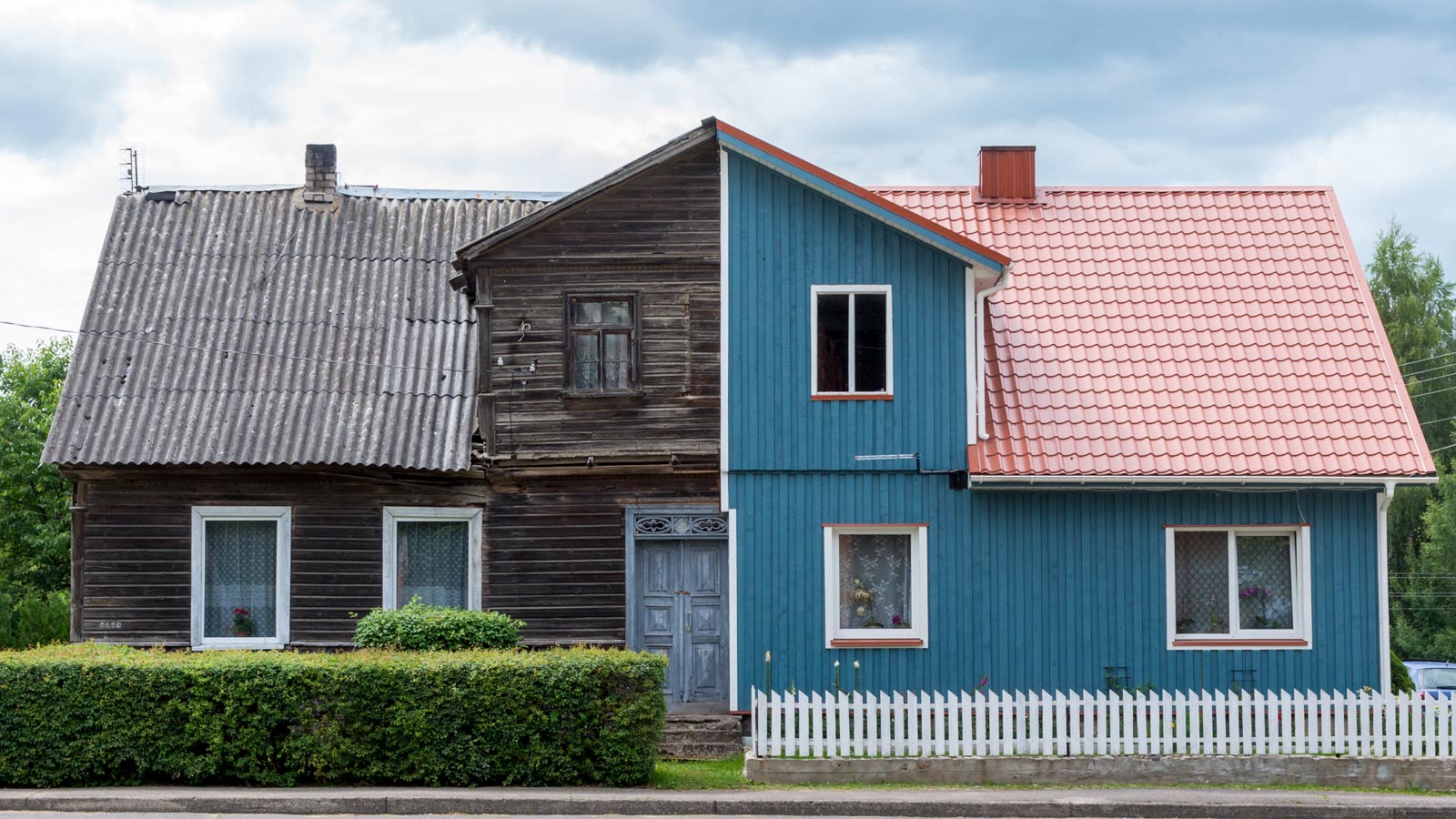 Fotomontage mit einem zweigeteilten Haus: Links vor und rechts nach einer Sanierung