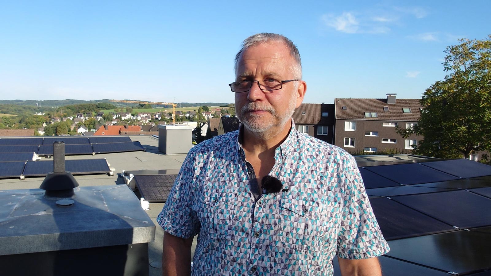 Eine Person möchte durch Energy Sharing Solarstrom mit Nachbarn teilen.