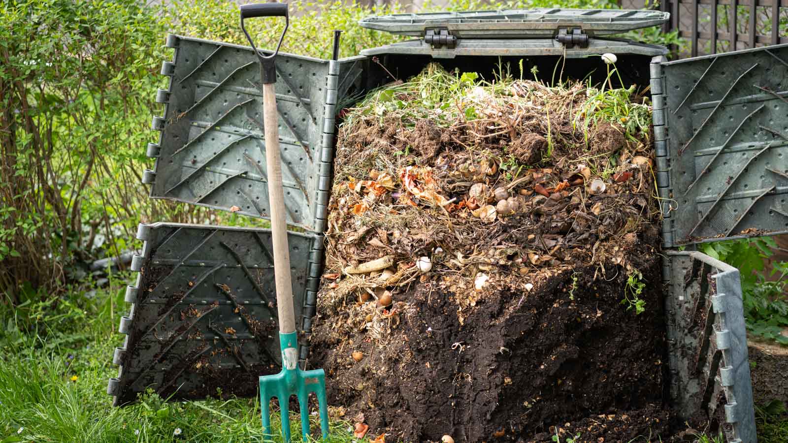 Typischer Gartenkompost in einem geöffneten Plastikkomposter. 