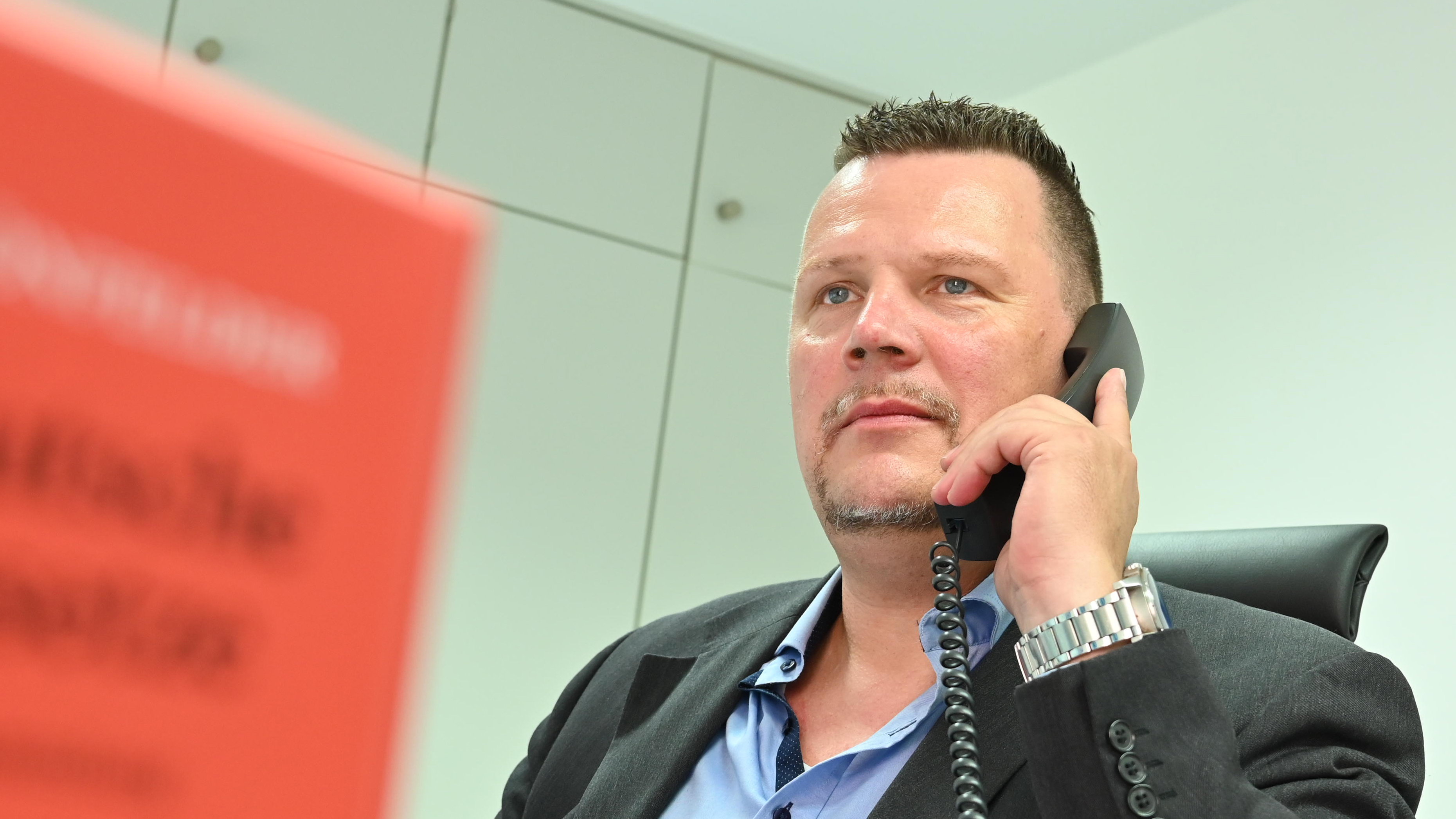 Stephan Dingler während der Rechtsberatung mit Telefon in der Hand