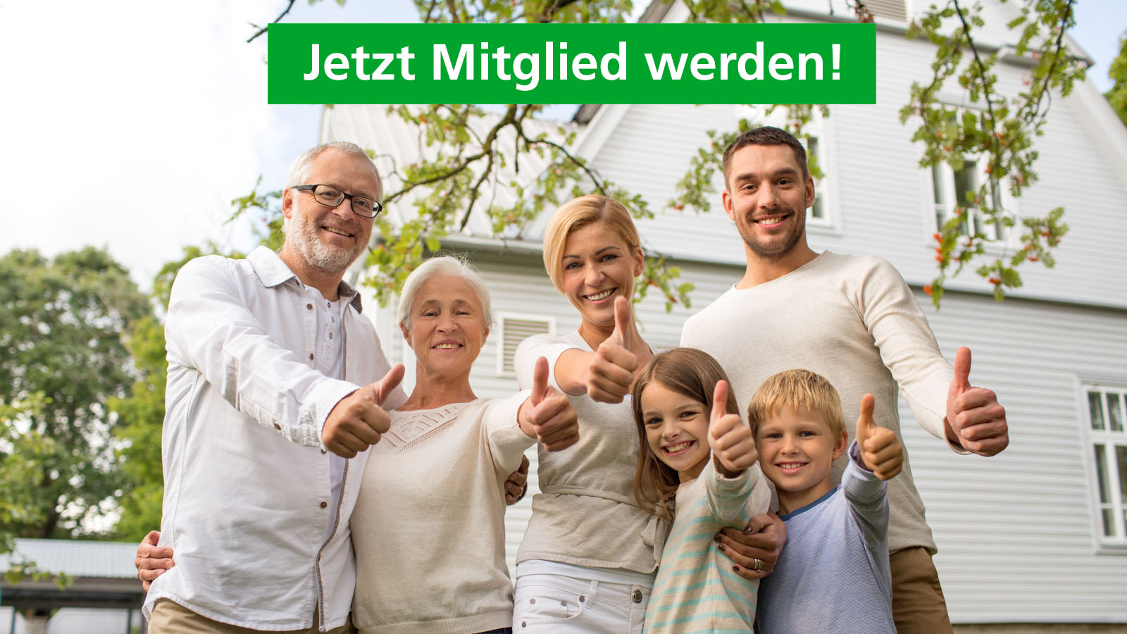 Drei Generationen-Familie mit einem Haus im Hintergrund