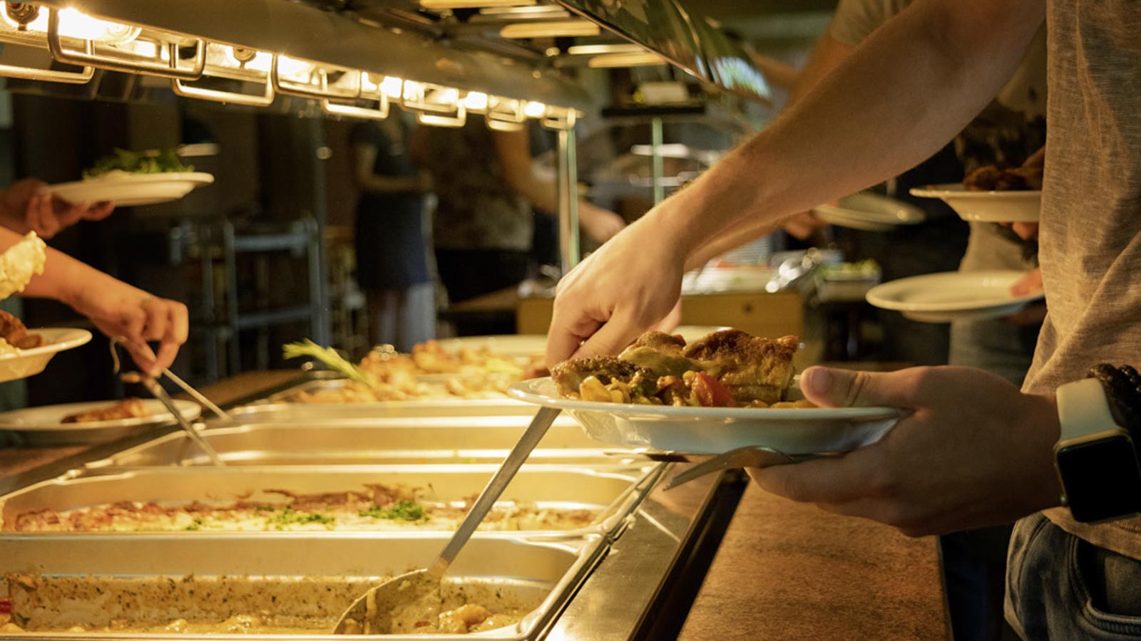 Nachaufnahe des Buffets an der Akademie Biggesee