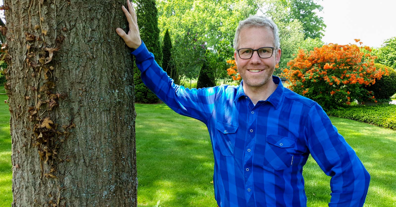 Philippe Dahlmann, Gartenberater beim Verband Wohneigentum, an einer Eiche stehend.