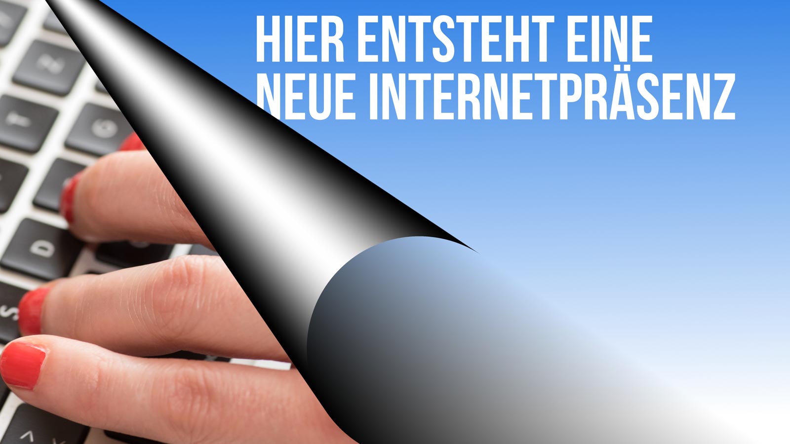 Grafik "Hier entsteht eine neue Internetpräsenz" über einer Tastatur mit Frauenhand