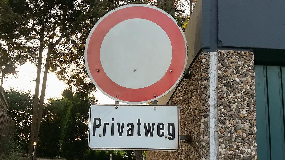 Straßenschild Privatweg in Nahaufnahme