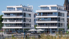 Zwei neue Hochhäuser mit Balkonen