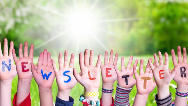 Kinderhände mit einzelnen Buchstaben "Newsletter"