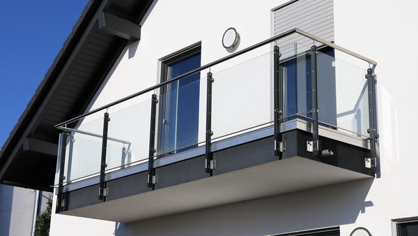 Ein Balkon am Haus mit Baugenehmigung