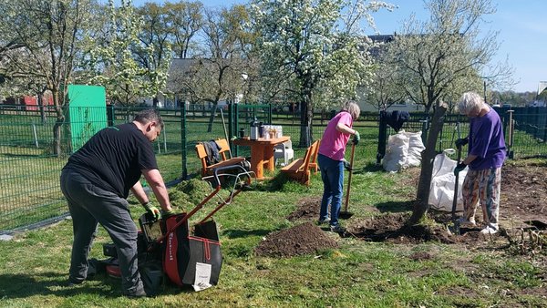 Gemeinschaftsmitglieder legen einen Garten an