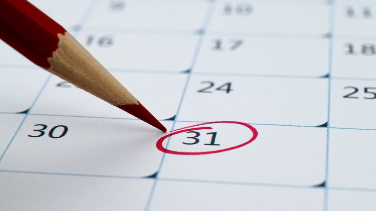 Mit einem Stift wird im Kalender ein Termin markiert. Wird dieser Zeitpunkt überschritten ist die Nebenkostenabrechnung verjährt.