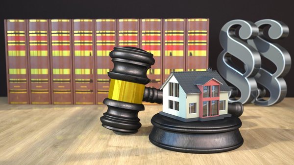 Grafik Gerichtsurteil Immobilie mit Richterhammer Gesetzesbüchern und Paragrafen