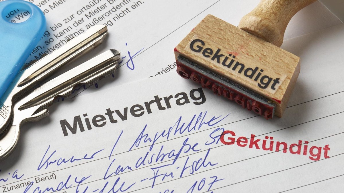 Mietvertrag mit einem "Gekündigt"-Stempel und Schlüssel