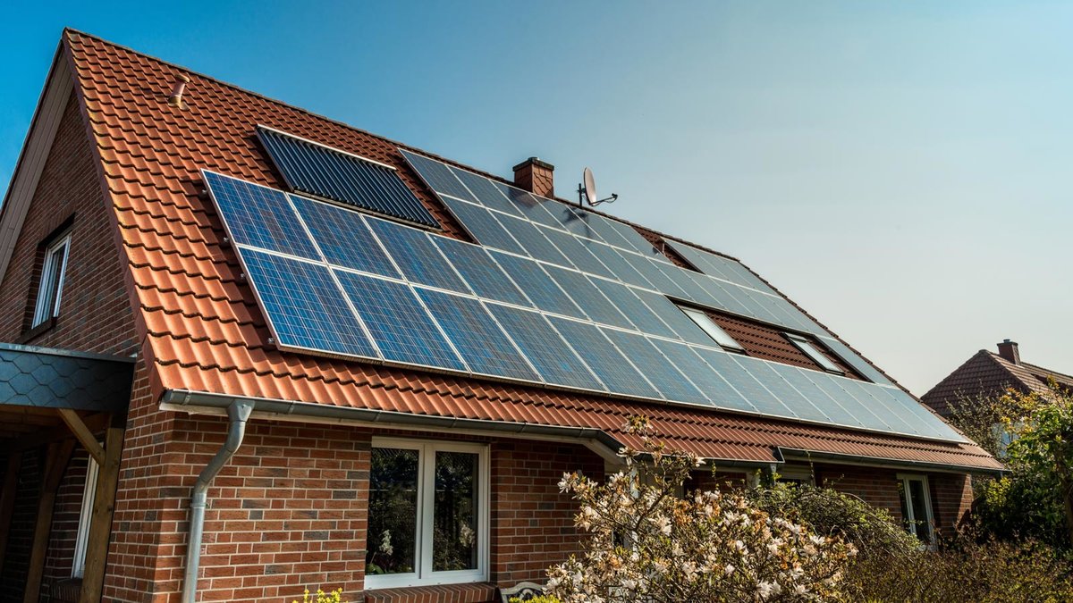 Wohnhaus mit großflächiger PV-Anlage