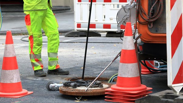 Bauarbeiter bei der Kanalprüfung