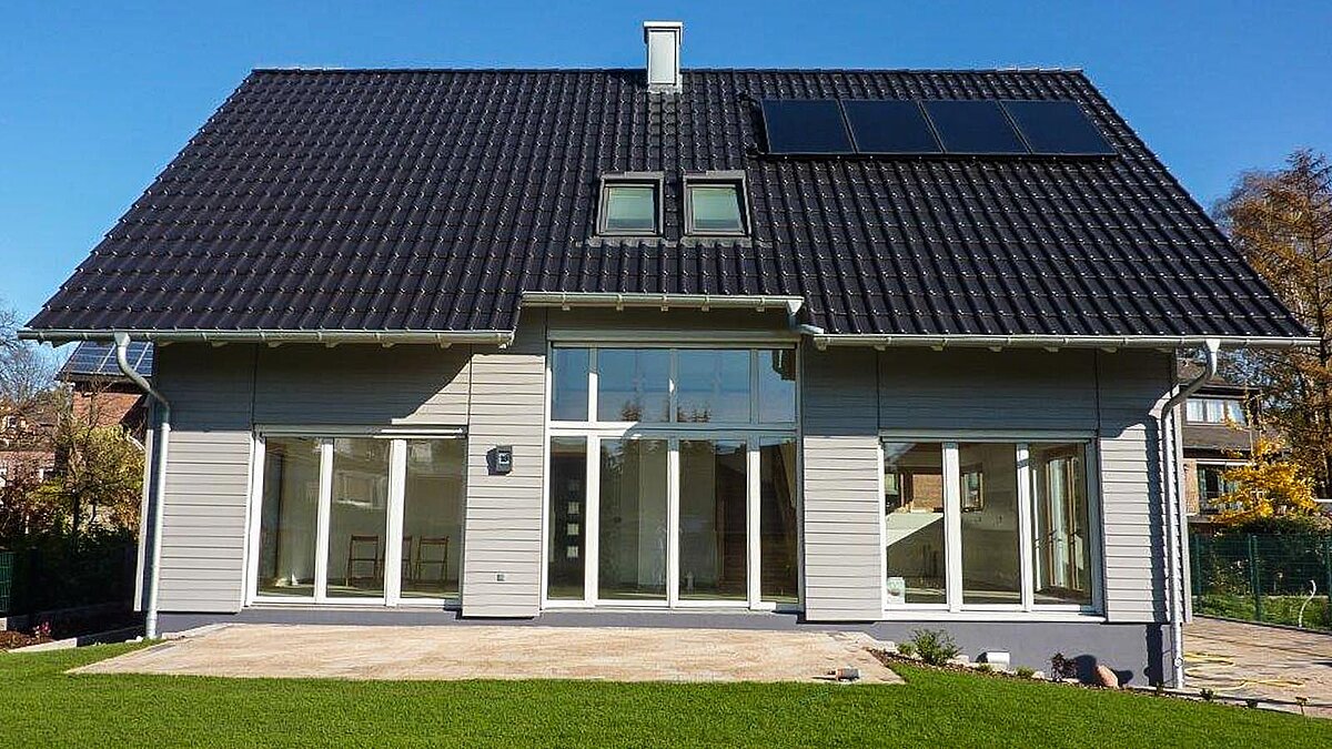 Haus mit Solarpanel auf dem Dach