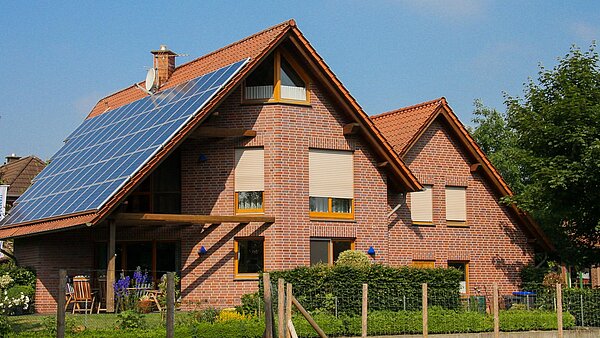 Eigenheim mit Solarpanels auf dem Dach