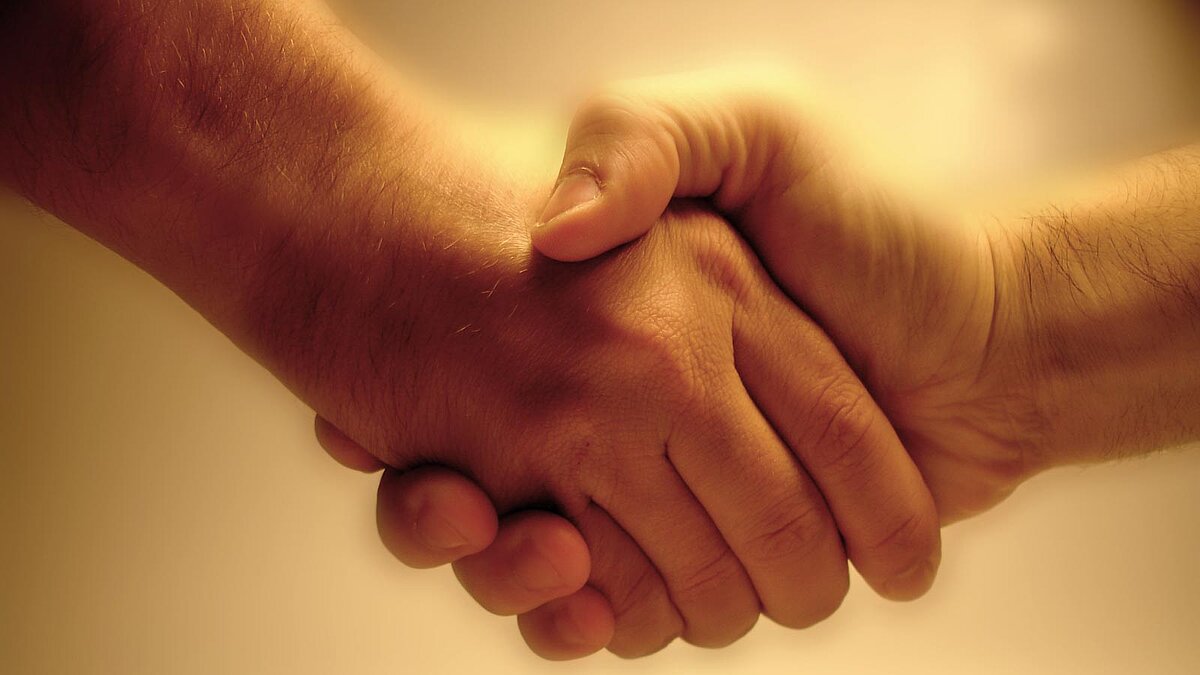 Handschlag von zwei Menschen in Nahaufnahme