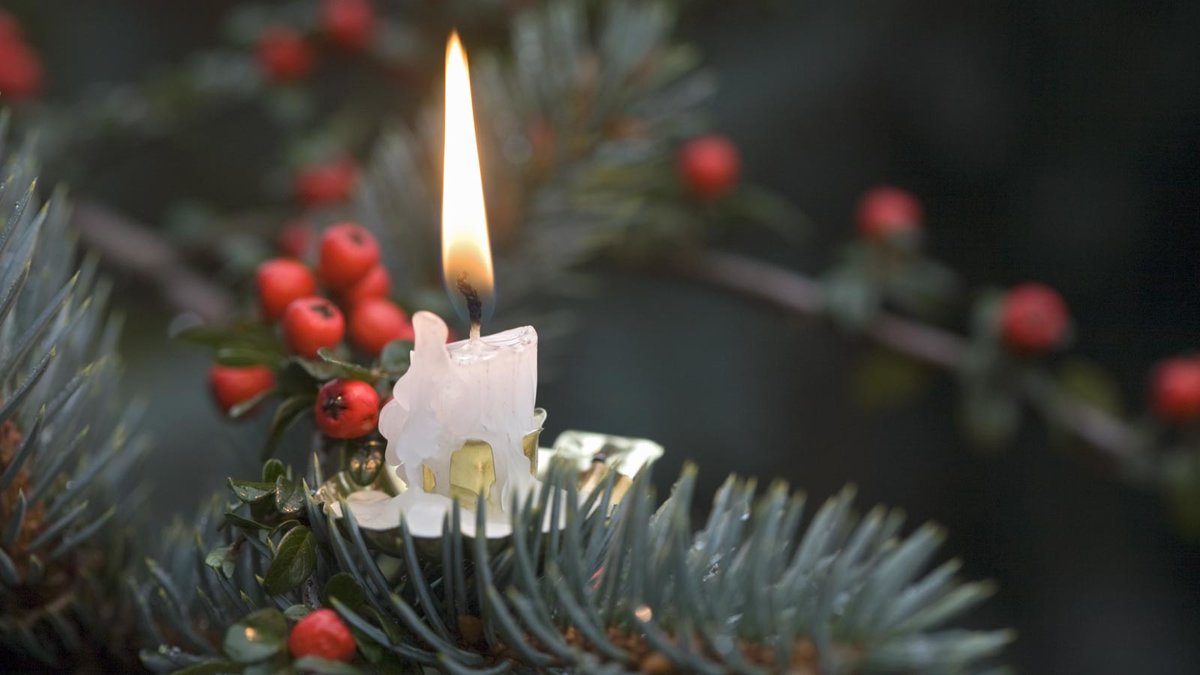 Brennende Kerze an Tannenbaum-Zweig