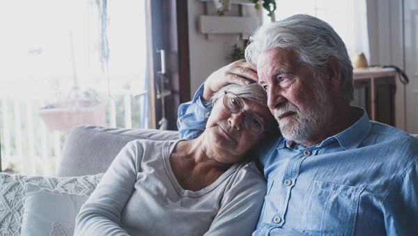 Trauriges älteres Paar gemeinsam in ihrer Wohnung