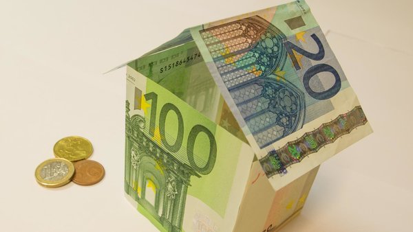Aus Euro-Geldscheinen gefaltetes Haus