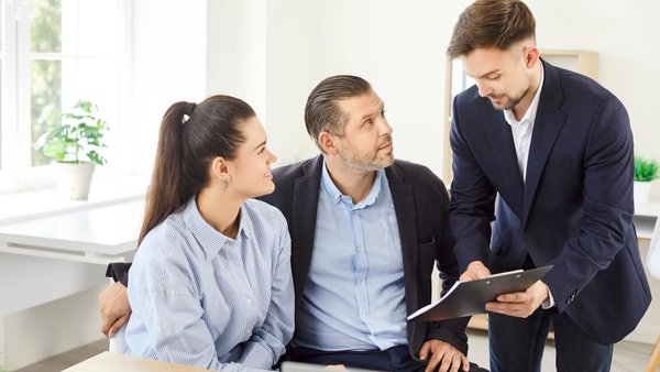 Junges Paar lässt sich einen Vertrag erklären