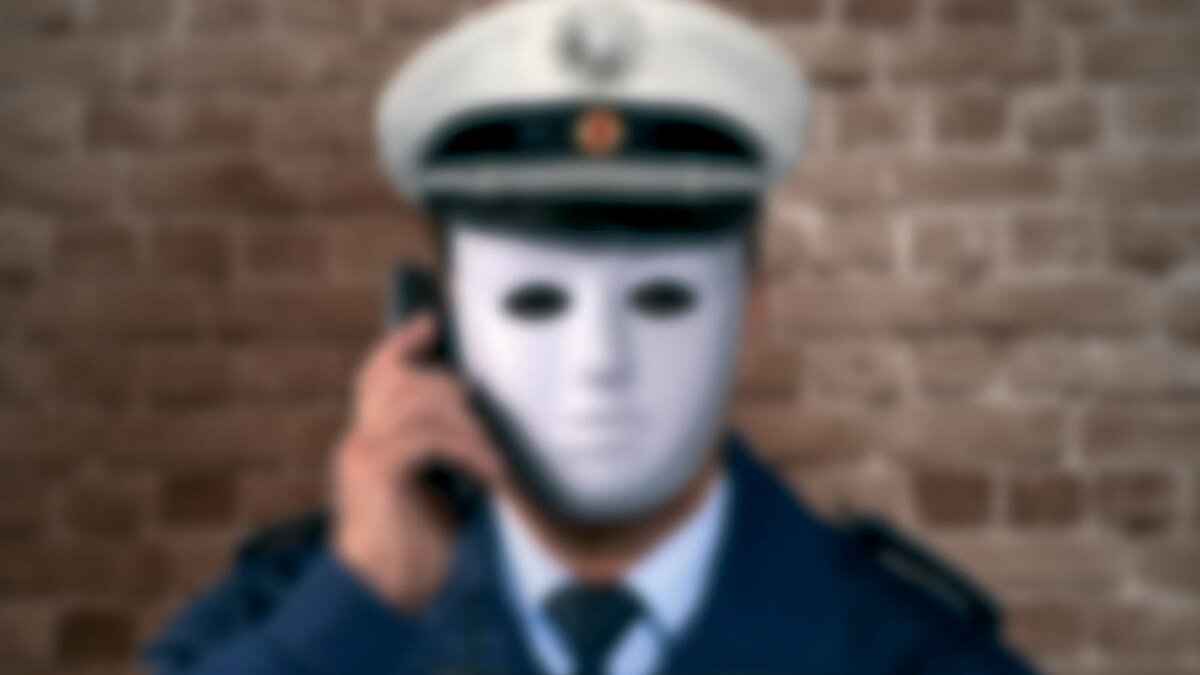 Unscharfes Bild von einem falschen Polizisten mit weißer Gesichtsmaske