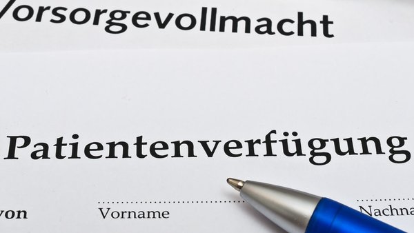 Blatt mit der Aufschrift Patientenverfügung und Kugelschreiber