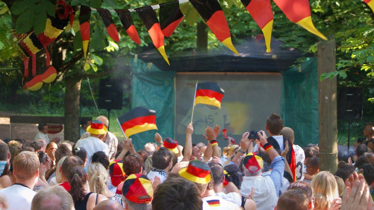 Ein Public Viewing im Garten, das privat veranstaltet wurde.