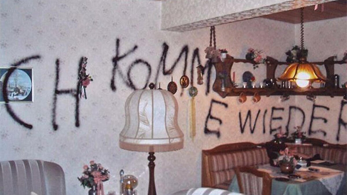Einbrecher hat in einer Wohnung "ich komme wieder" an die Zimmerwand gesprayt
