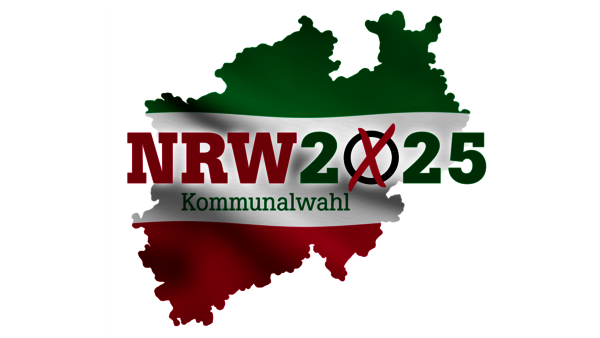 Eine Karte zeigt den Umriss von Nordrhein-Westfalen. Dieser ist in den Landesfarben Gründ, weiß und Rot gehalten. Mittig und zentral steht geschrieben NRW 2025 Kommunalwahl