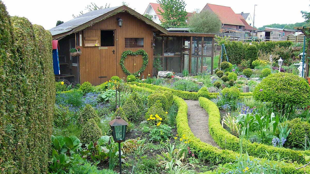 Garten mit Beeten, Weg und Gartenhaus