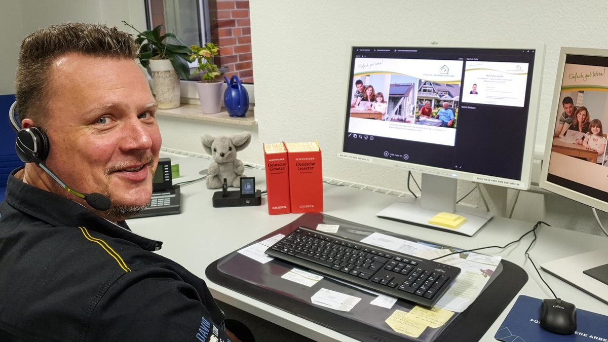 Rechtsberater Stephan Dingler vor einem Monitor