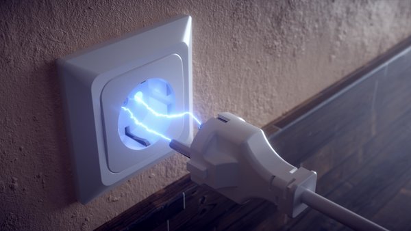 Bei einem Gewitter wird ein Stecker aus einer Steckdose gezogen.