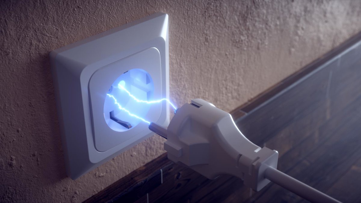 Bei einem Gewitter wird ein Stecker aus einer Steckdose gezogen.