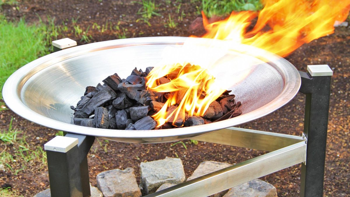 Angezündete Feuerschale im Garten