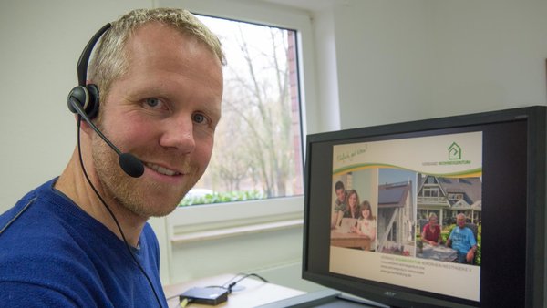 Philippe Dahlmann mit Headset am PC.