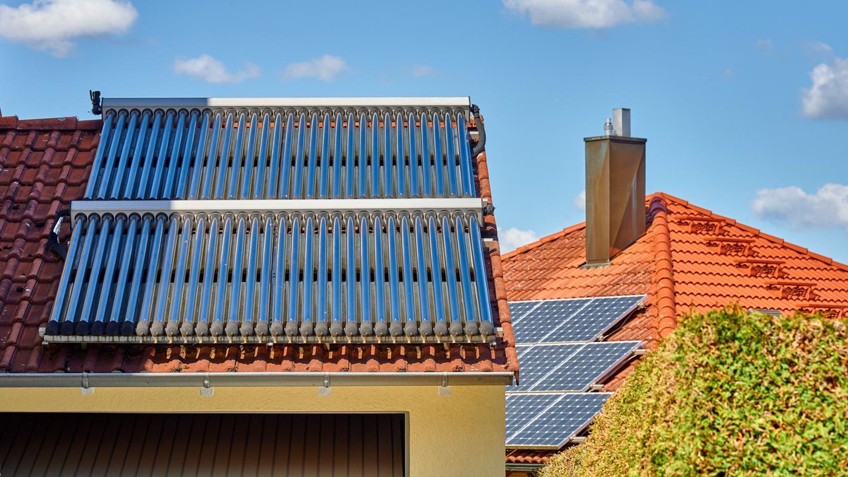 Haus mit Solarthermieanlage und Solarzellen