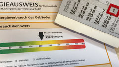 Energieausweis und Kalender auf einem Schreibtisch