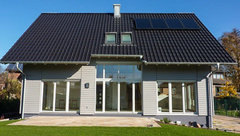 Einfamilienhaus mit bodenlangen Fenstern