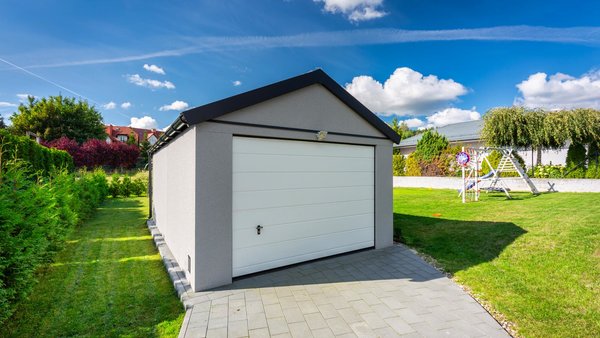 Eine Garage auf dem Grundstück mit Baugenehmigung
