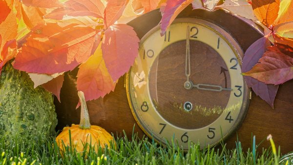Bei der Zeitumstellung die Heizung nicht vergessen Alte Uhr zeigt 3 Uhr an