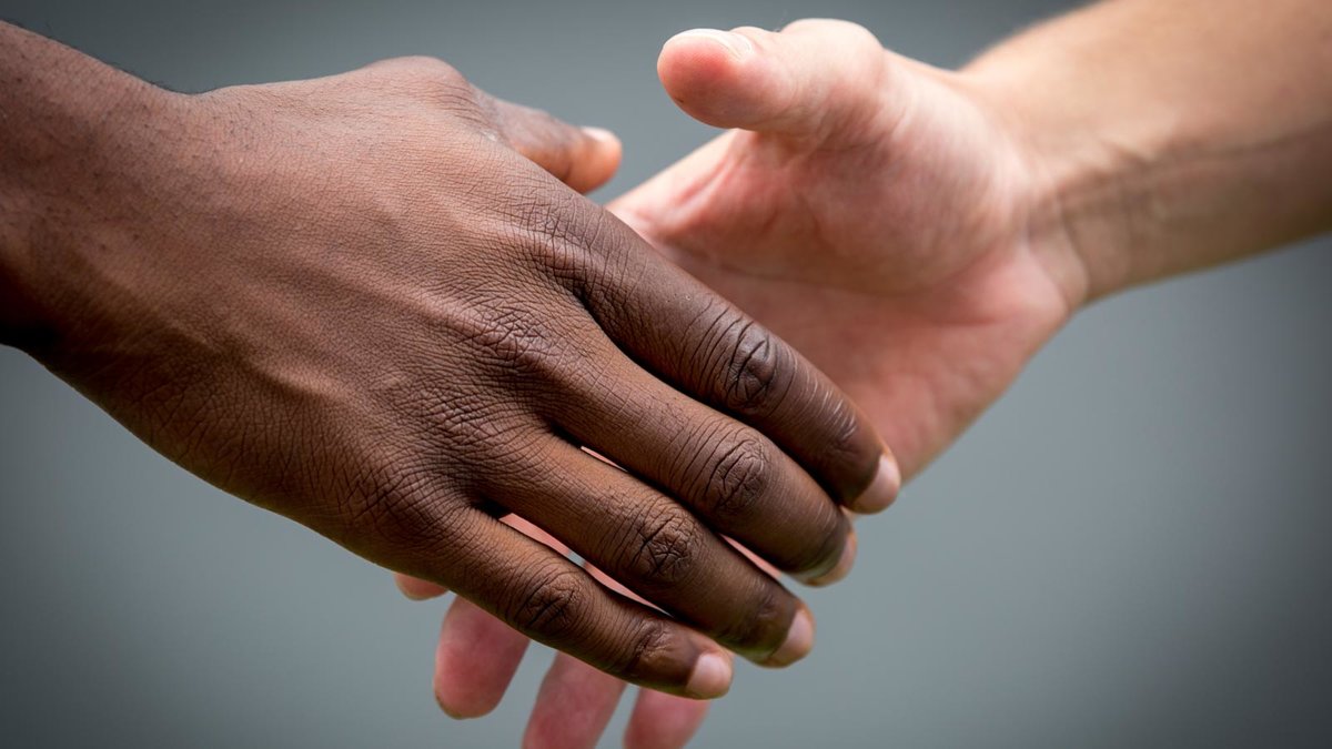 Zwei Hände kurz vor einem Handschlag