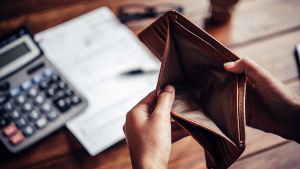 Der Mieter zahlt nicht, da er kein Geld hat.