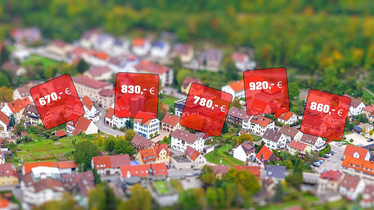 Modell einer Siedlung aus der Vogelperspektive mit Preisschildern über einzelnen Häusern