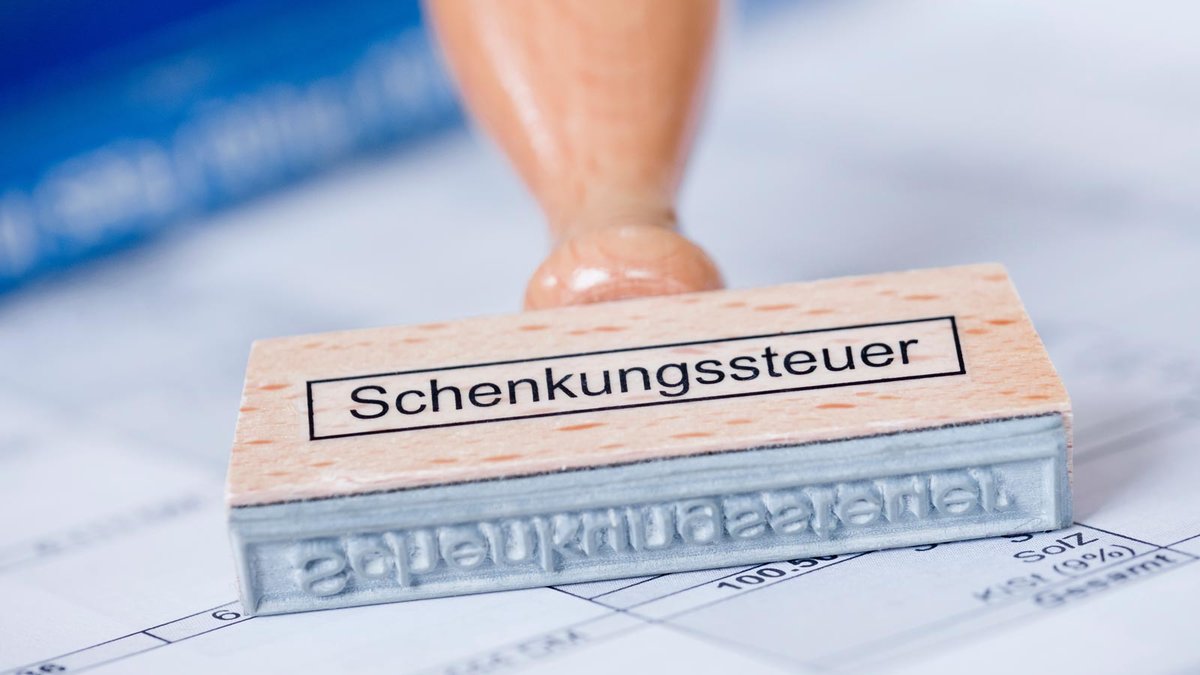 Ein Stempel mit der Aufschrift "Schenkungssteuer" für Immobilien.
