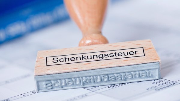 Ein Stempel mit der Aufschrift "Schenkungssteuer" für Immobilien.